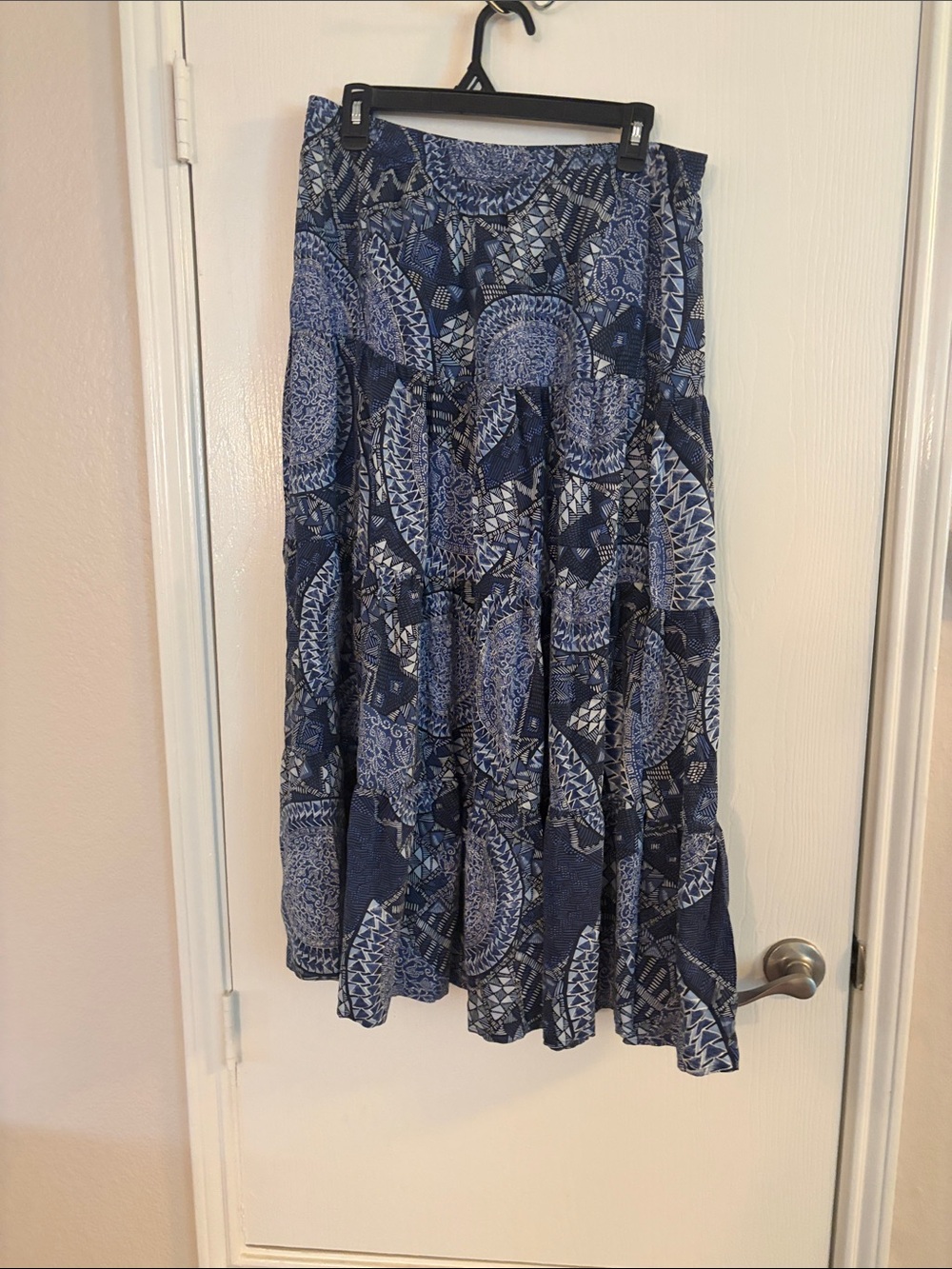 Saks Fifth Avenue 100% silk blue print full skirt.  Sz XL.  Washable silk!
